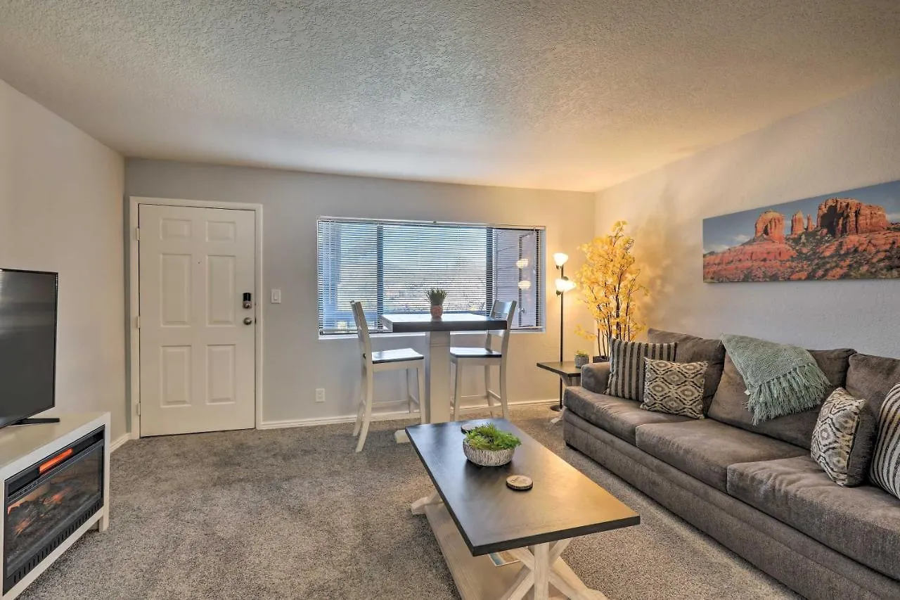 Apartment Escape With Pool Access, 7 Mi To Uptown!