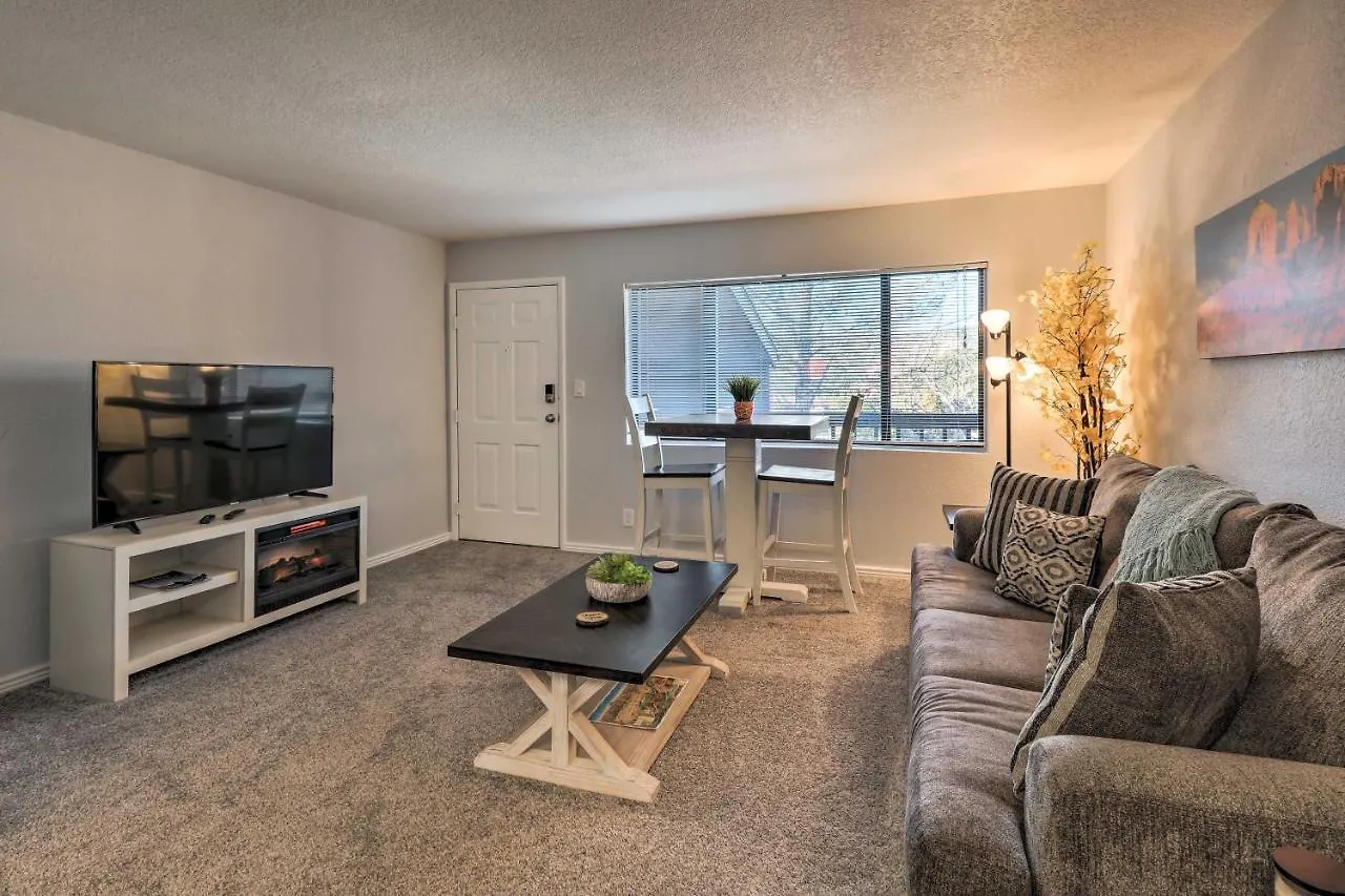 Escape With Pool Access, 7 Mi To Uptown! *