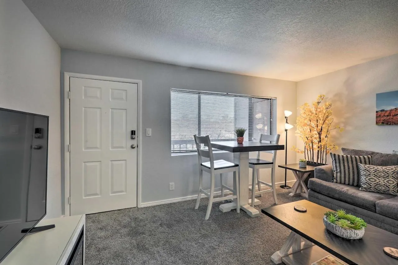 Apartment Escape With Pool Access, 7 Mi To Uptown!