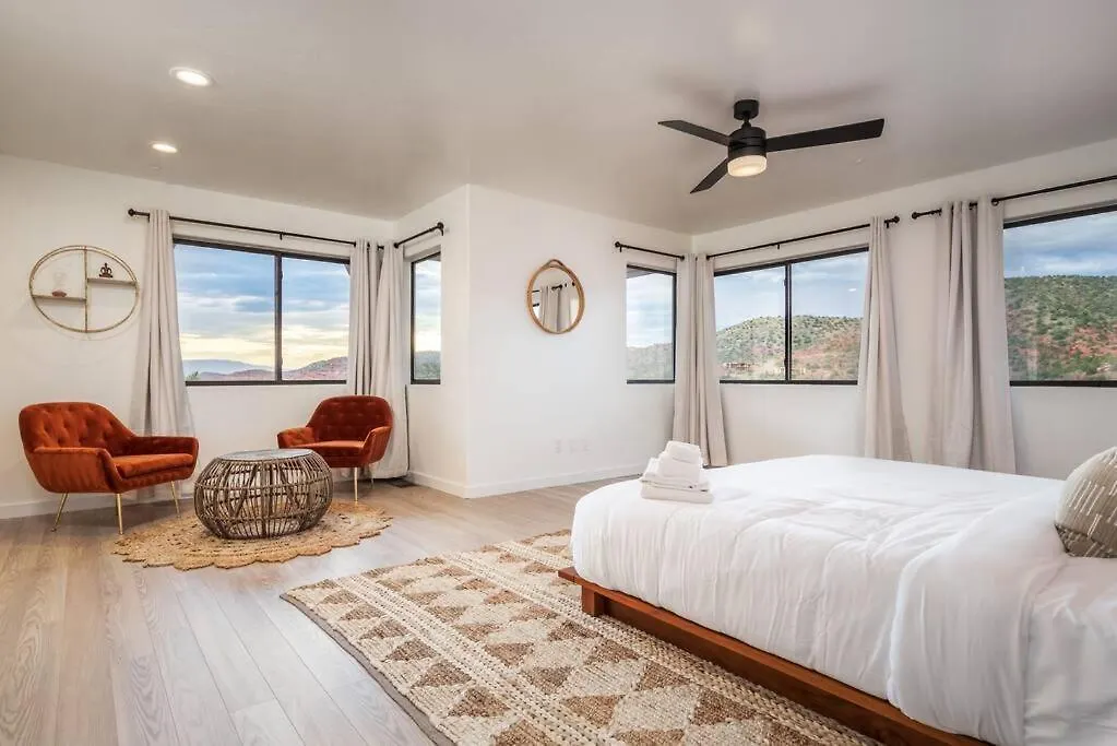Stunning Views, Large Deck W/ Private Hiking Trail Holiday home *