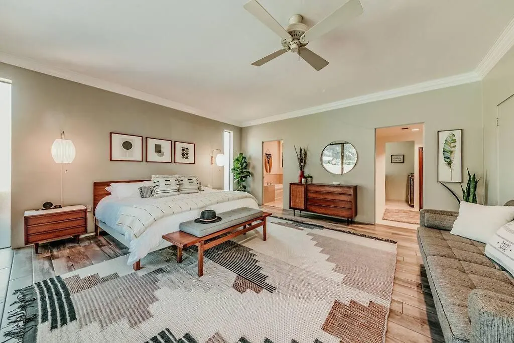 Holiday home Jacuzzi, Walk To Trails, Stunning Views, Mid-century Modern,pool