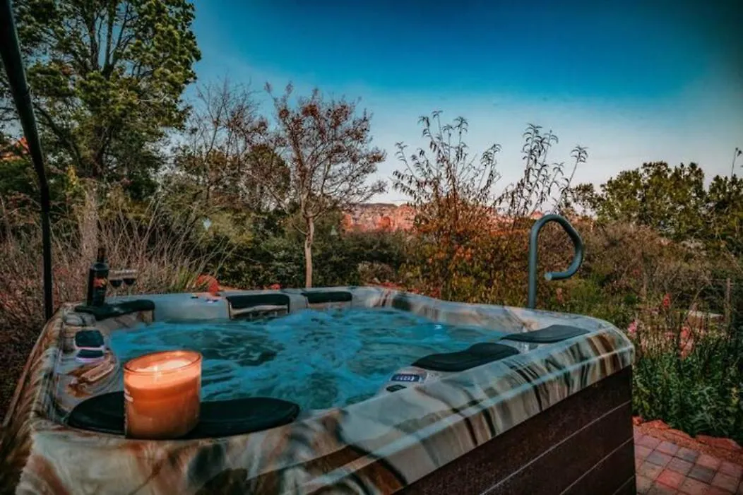 Holiday home Jacuzzi, Walk To Trails, Stunning Views, Mid-century Modern,pool