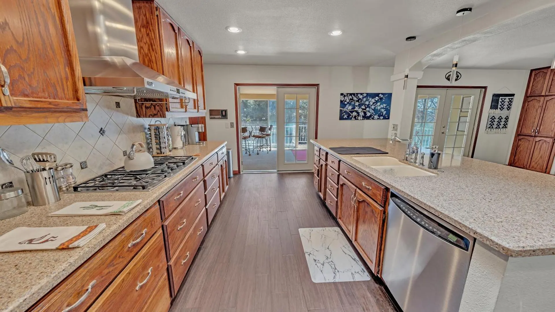 New! Huge Game Room, Hikeable, Red Rock View, Fireplace, Ping Pong, Yoga, Golf Course, Pickle Ball! Holiday home Sedona