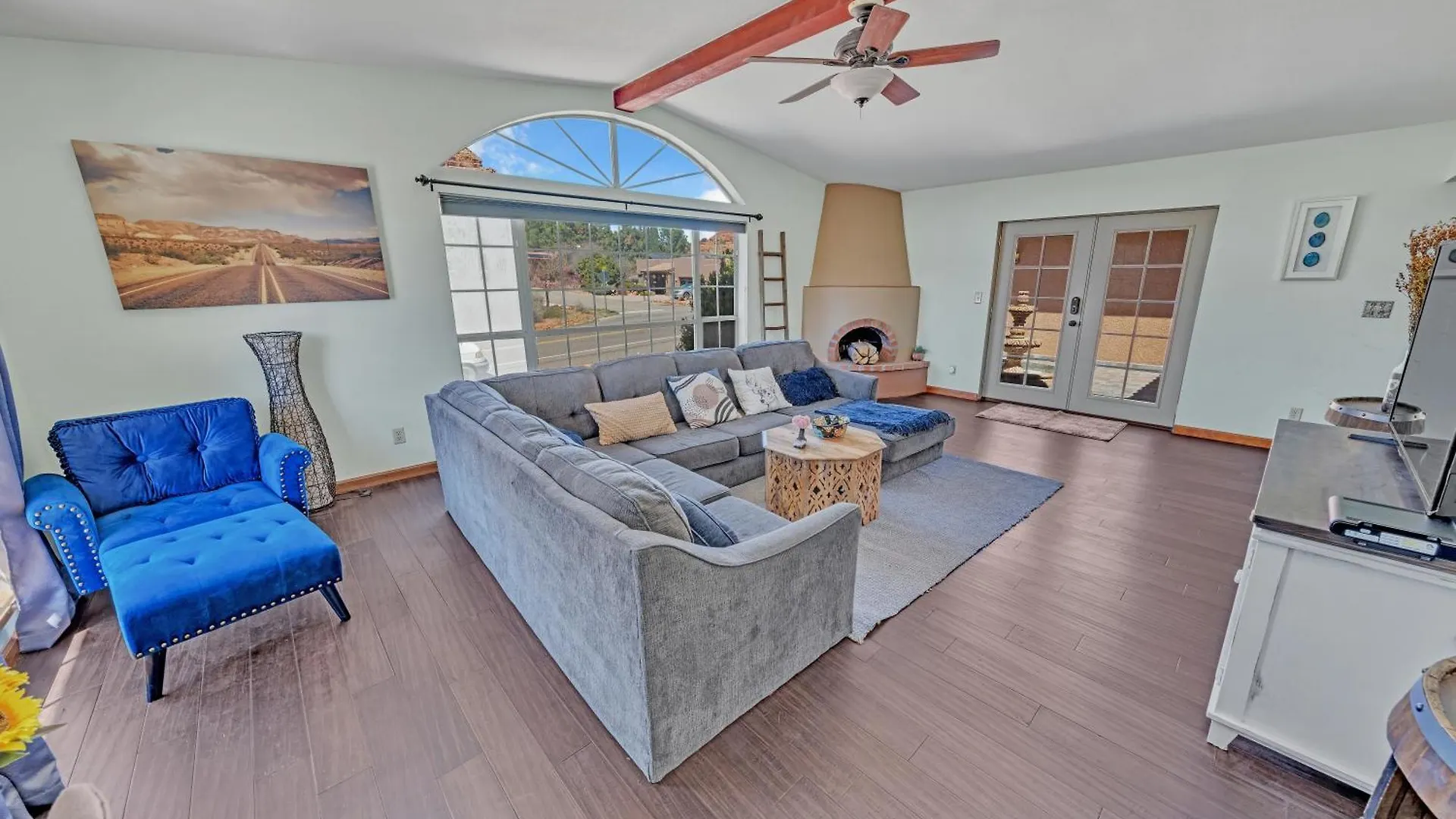 New! Huge Game Room, Hikeable, Red Rock View, Fireplace, Ping Pong, Yoga, Golf Course, Pickle Ball!