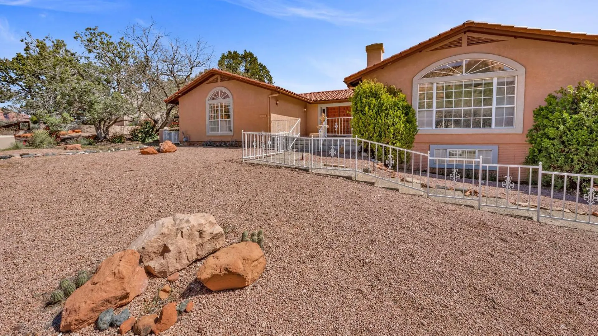 New! Huge Game Room, Hikeable, Red Rock View, Fireplace, Ping Pong, Yoga, Golf Course, Pickle Ball!