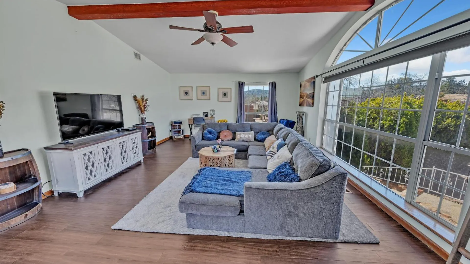 New! Huge Game Room, Hikeable, Red Rock View, Fireplace, Ping Pong, Yoga, Golf Course, Pickle Ball! Holiday home *