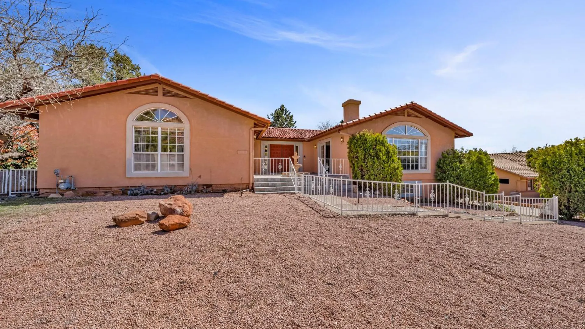 New! Huge Game Room, Hikeable, Red Rock View, Fireplace, Ping Pong, Yoga, Golf Course, Pickle Ball! *
