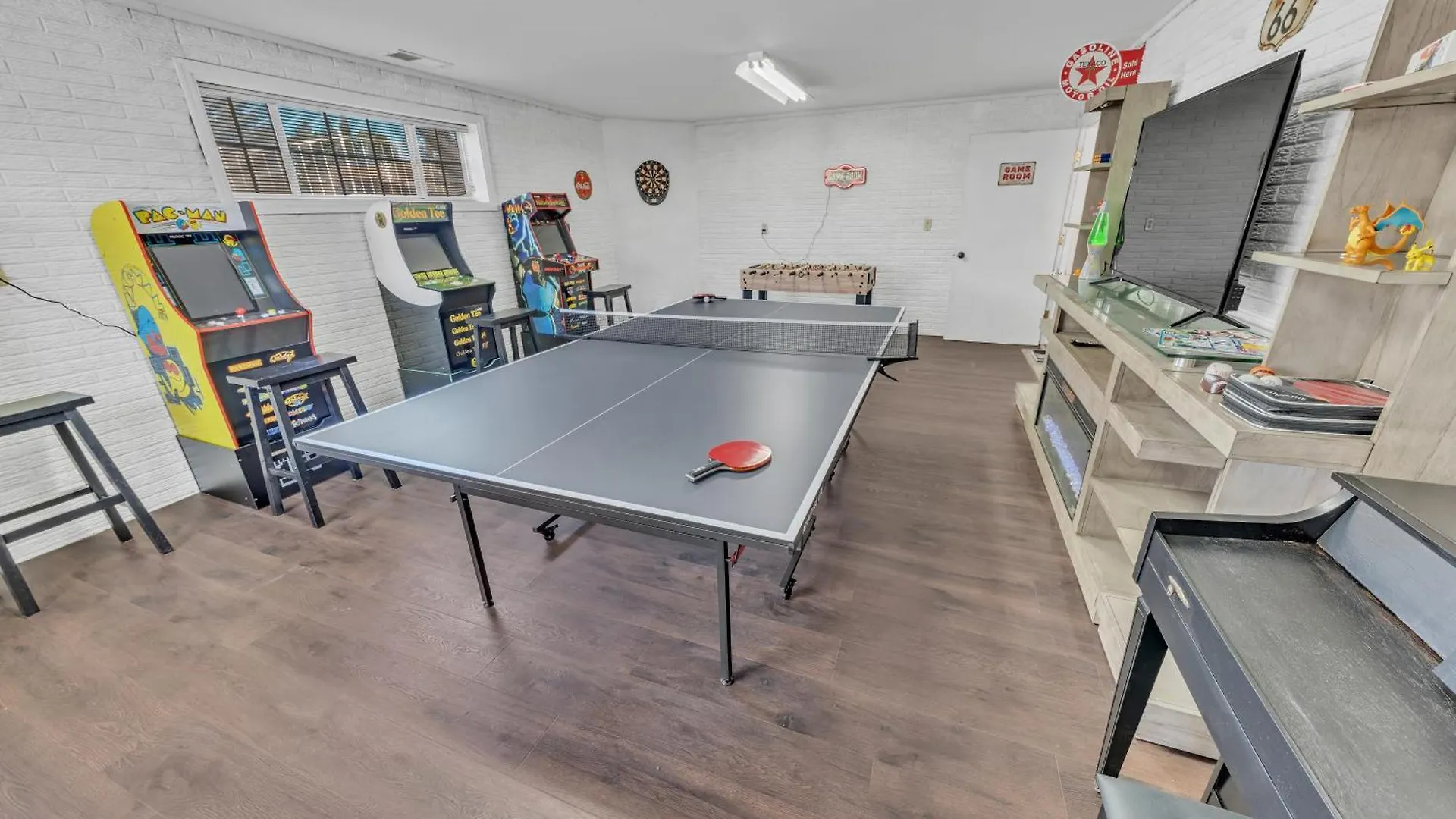 New! Huge Game Room, Hikeable, Red Rock View, Fireplace, Ping Pong, Yoga, Golf Course, Pickle Ball! Holiday home