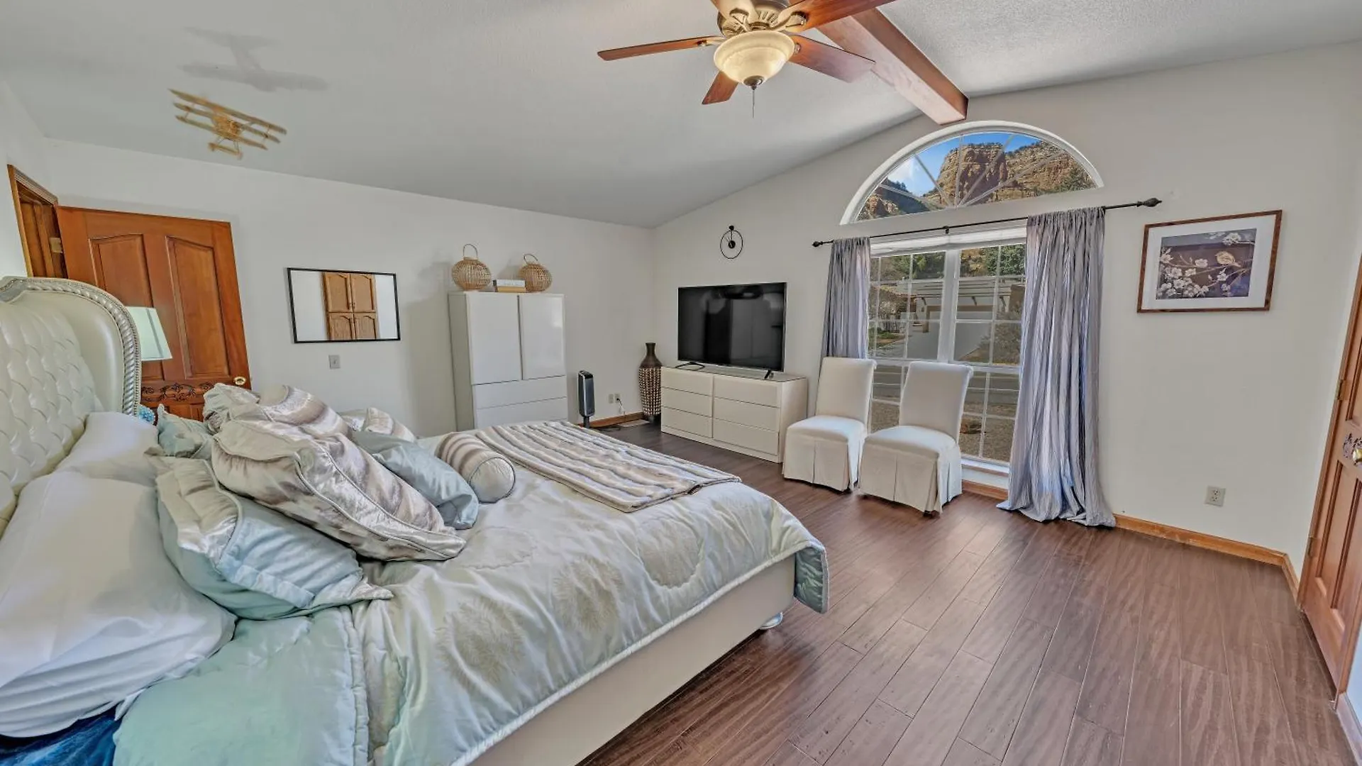 New! Huge Game Room, Hikeable, Red Rock View, Fireplace, Ping Pong, Yoga, Golf Course, Pickle Ball! Holiday home