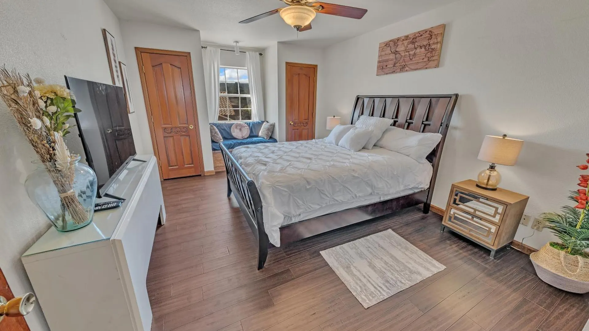 New! Huge Game Room, Hikeable, Red Rock View, Fireplace, Ping Pong, Yoga, Golf Course, Pickle Ball!