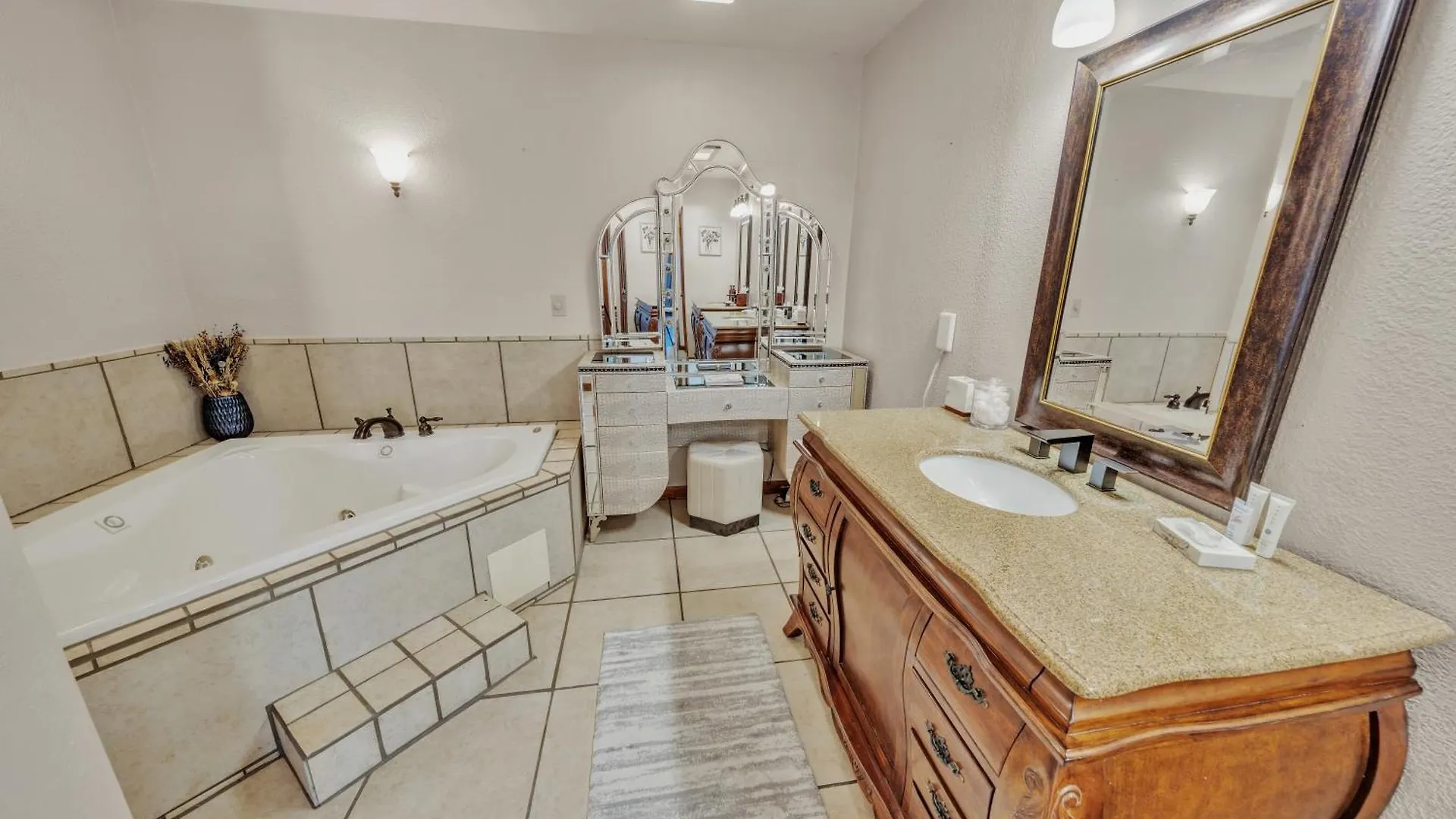 New! Huge Game Room, Hikeable, Red Rock View, Fireplace, Ping Pong, Yoga, Golf Course, Pickle Ball! *