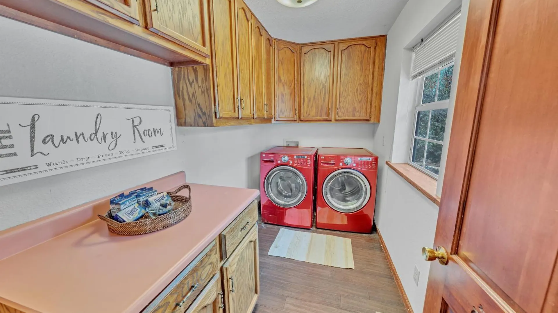 New! Huge Game Room, Hikeable, Red Rock View, Fireplace, Ping Pong, Yoga, Golf Course, Pickle Ball! *