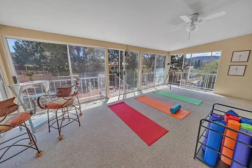 Dom wakacyjny New! Huge Game Room, Hikeable, Red Rock View, Fireplace, Ping Pong, Yoga, Golf Course, Pickle Ball!