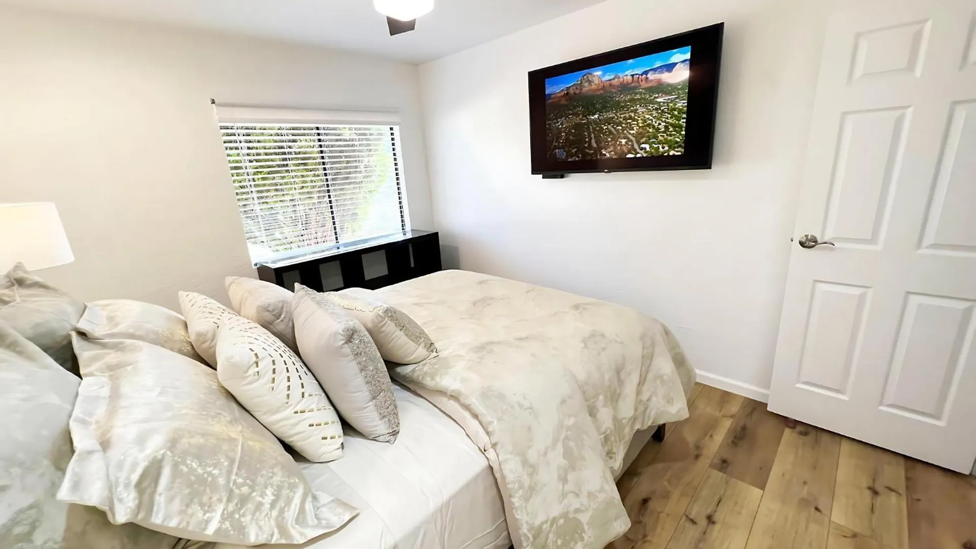 Cozy & Peaceful With Pool, Walk To Restaurants, Shops & Hiking Nearby Apartment Sedona