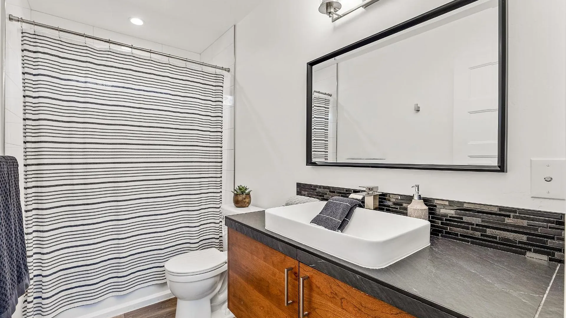 Modern Luxury In West With Hot Tub Holiday home *