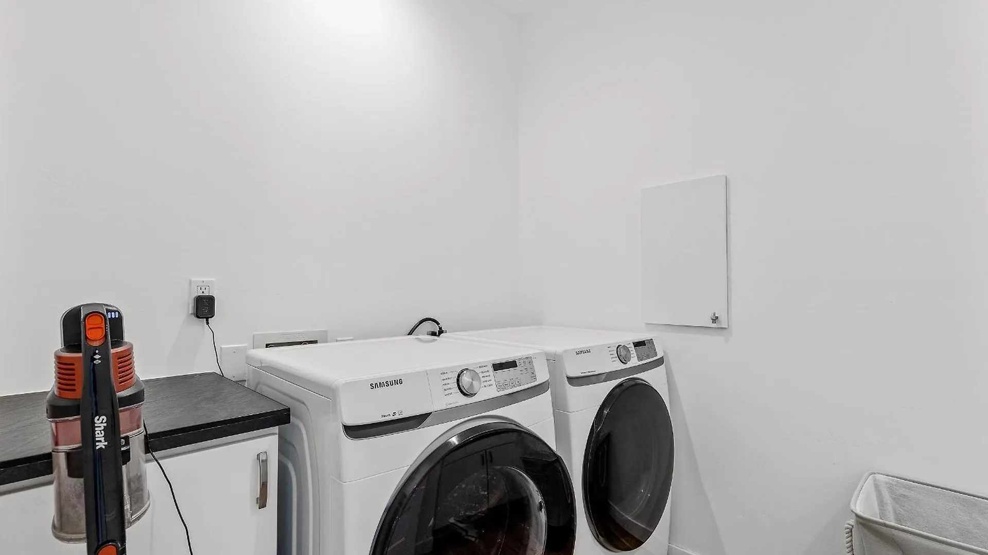 Дом отдыха Modern Luxury In West With Hot Tub *