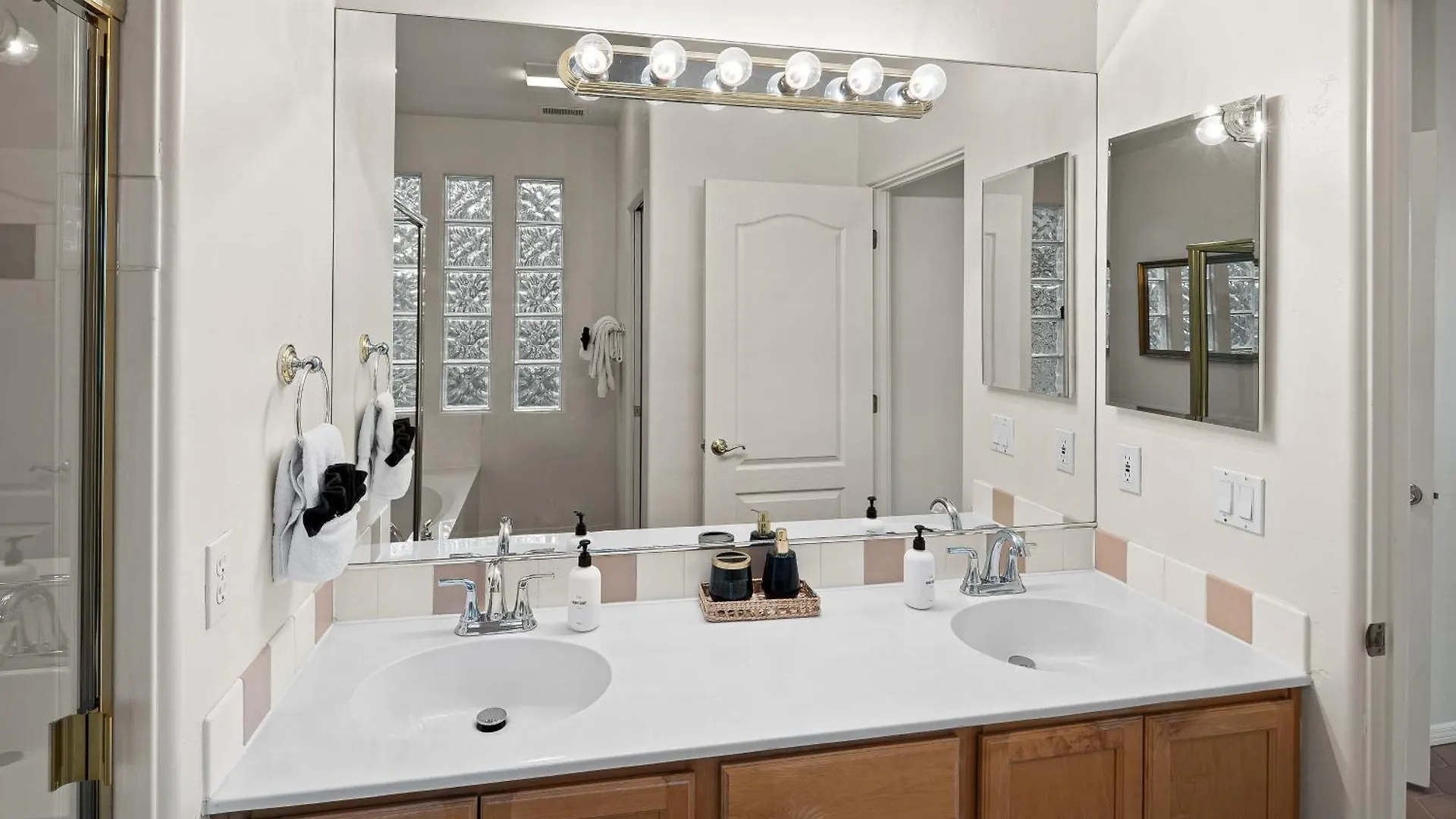 Holiday home Brewer Road Private Hot Tub Stunning Red Rock Views Modern Southwestern Charm