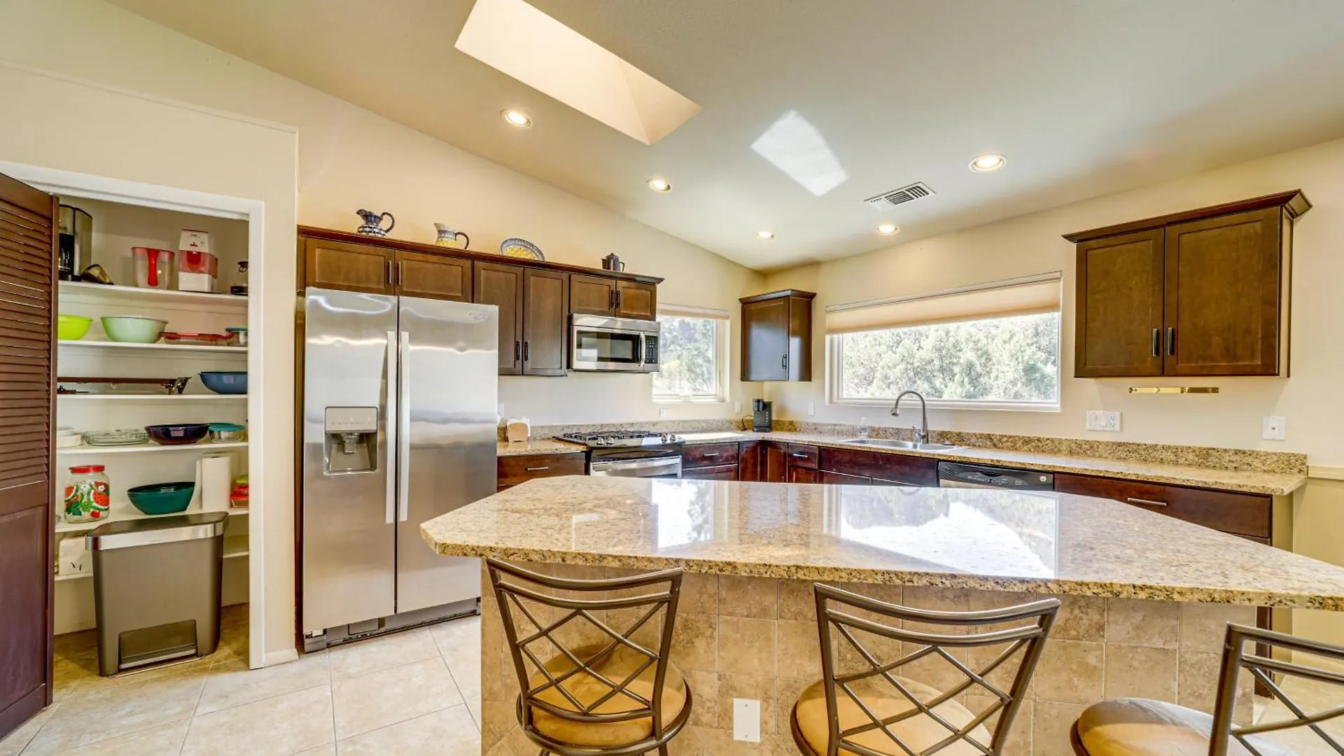 Hot Tub And Game Scenic Home! *