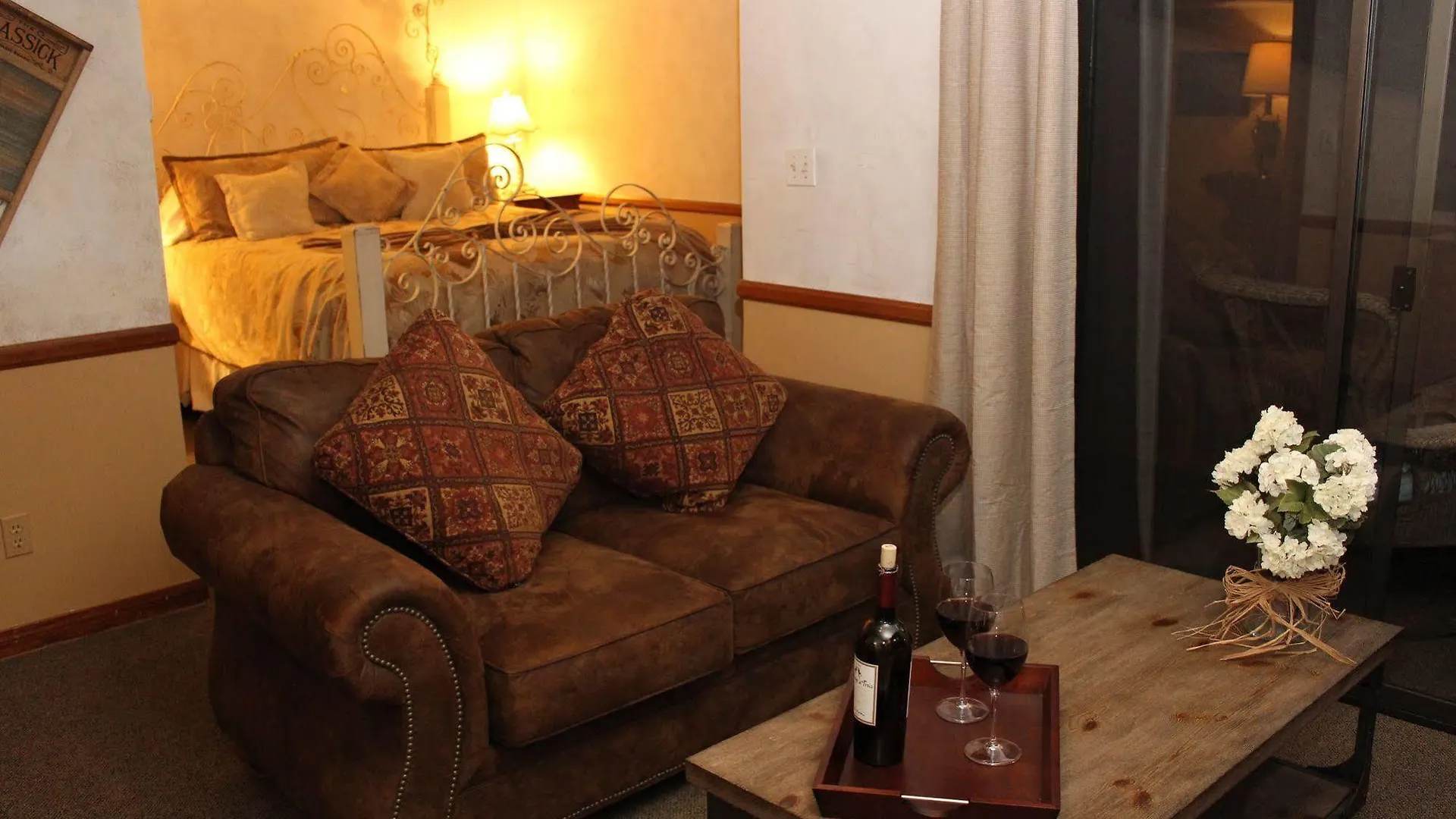イン Adobe Village 4*