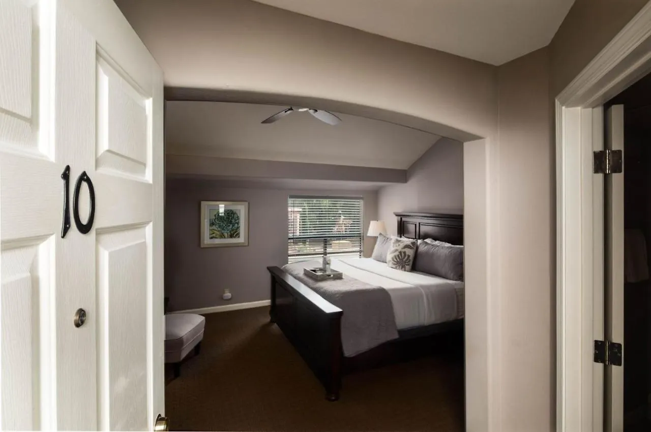 Above Oak Creek Мини-отель 3*