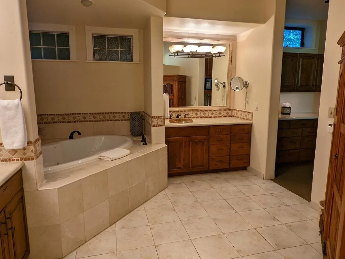 Above Oak Creek Мини-отель 3*