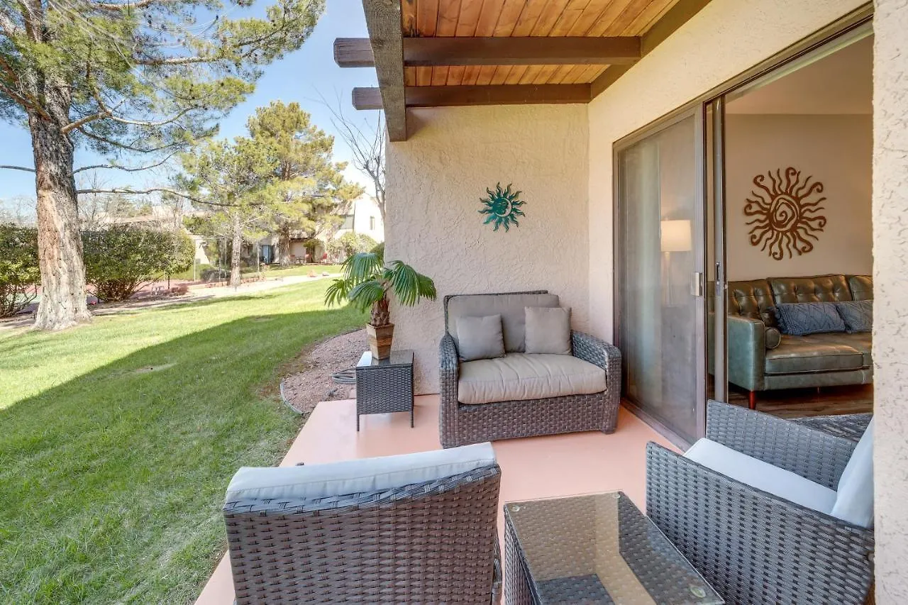 Peaceful Retreat With Pool Access Appartamento *