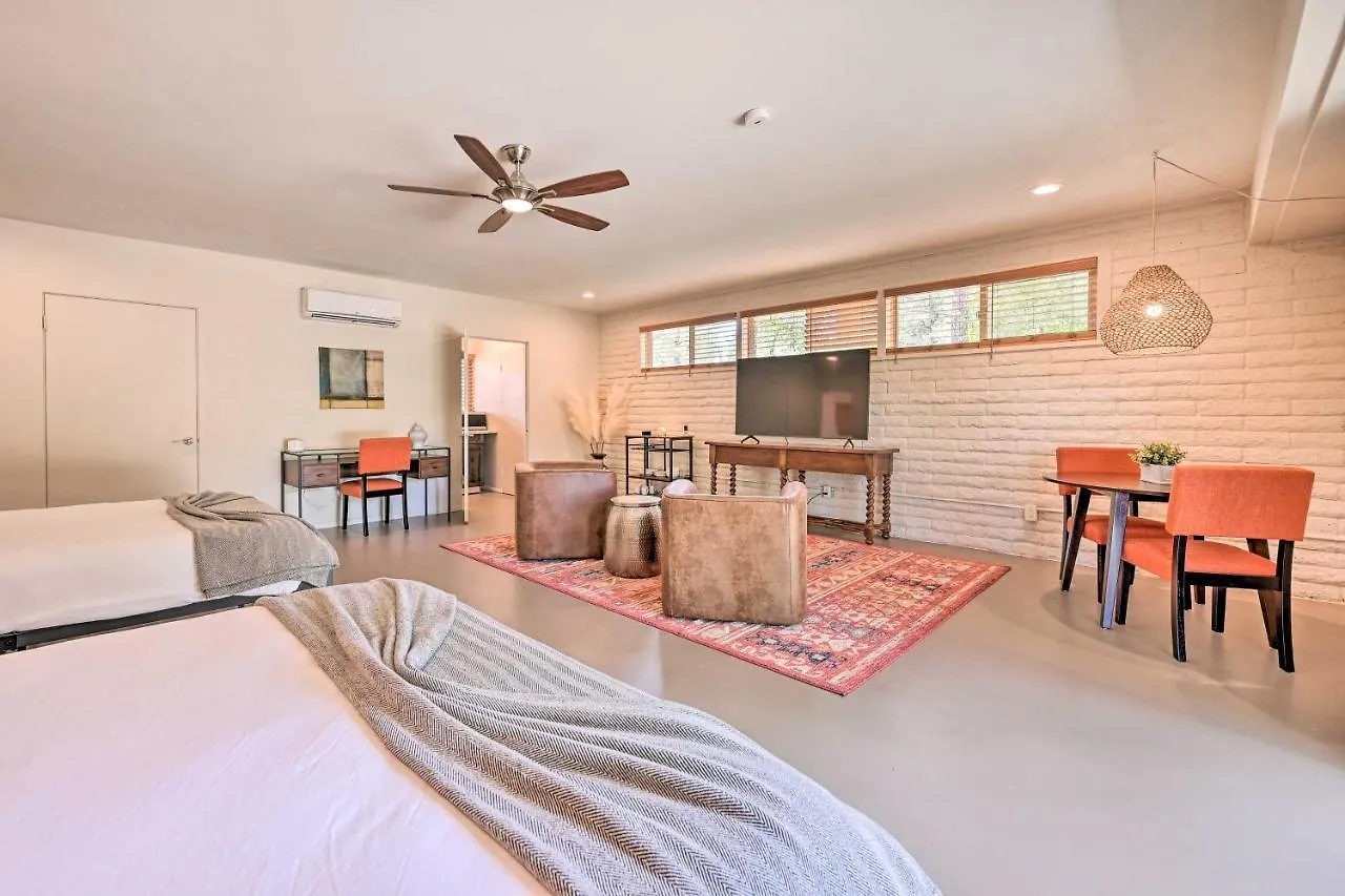 Hébergement de vacances Getaway With Patio And Panoramic Desert Views! *