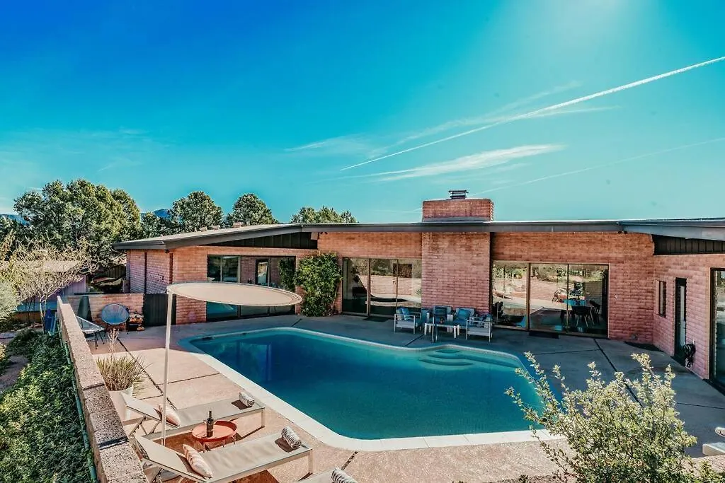 Дом отдыха Jacuzzi, Walk To Trails, Stunning Views, Mid-century Modern,pool *