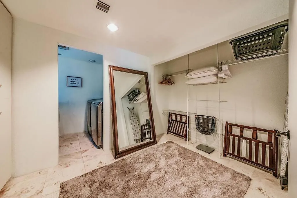 Дом отдыха Jacuzzi, Walk To Trails, Stunning Views, Mid-century Modern,pool *