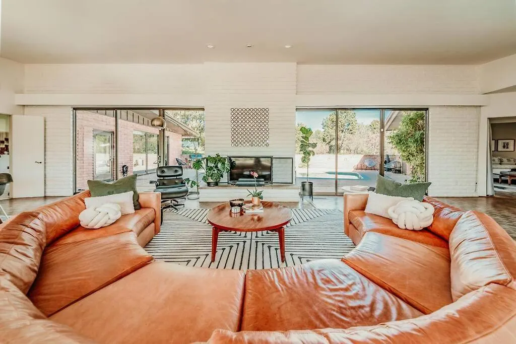 Дом отдыха Jacuzzi, Walk To Trails, Stunning Views, Mid-century Modern,pool *