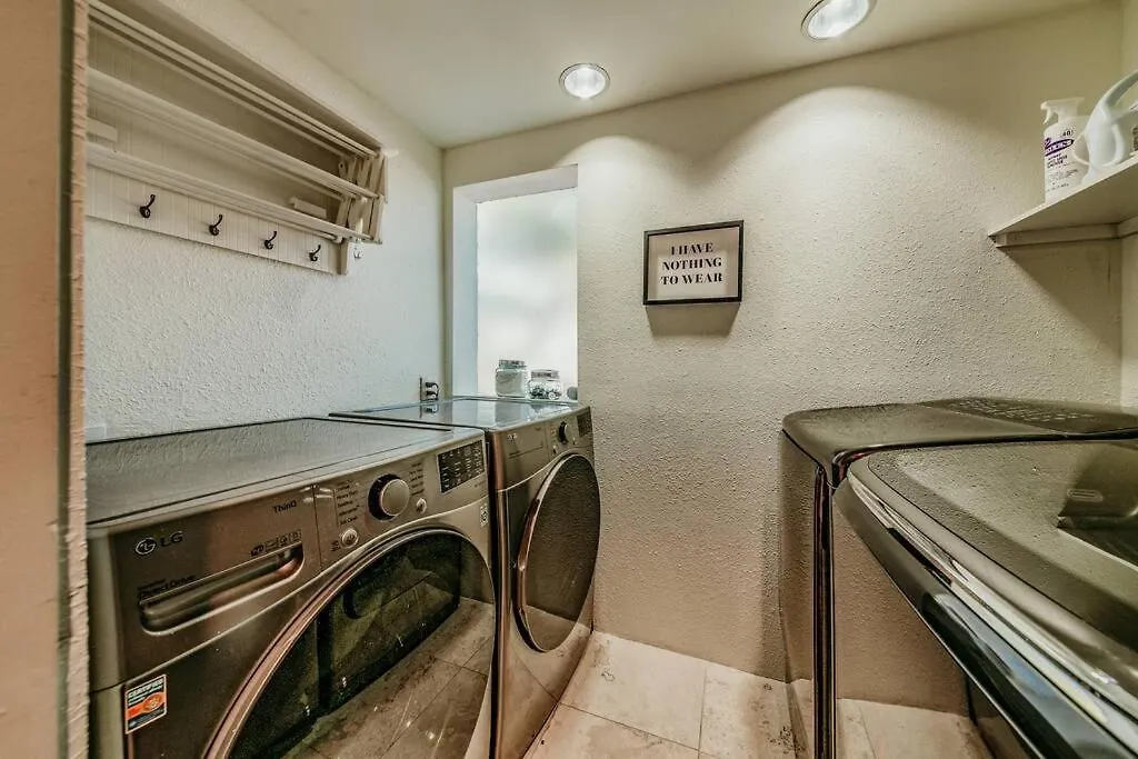Дом отдыха Jacuzzi, Walk To Trails, Stunning Views, Mid-century Modern,pool *