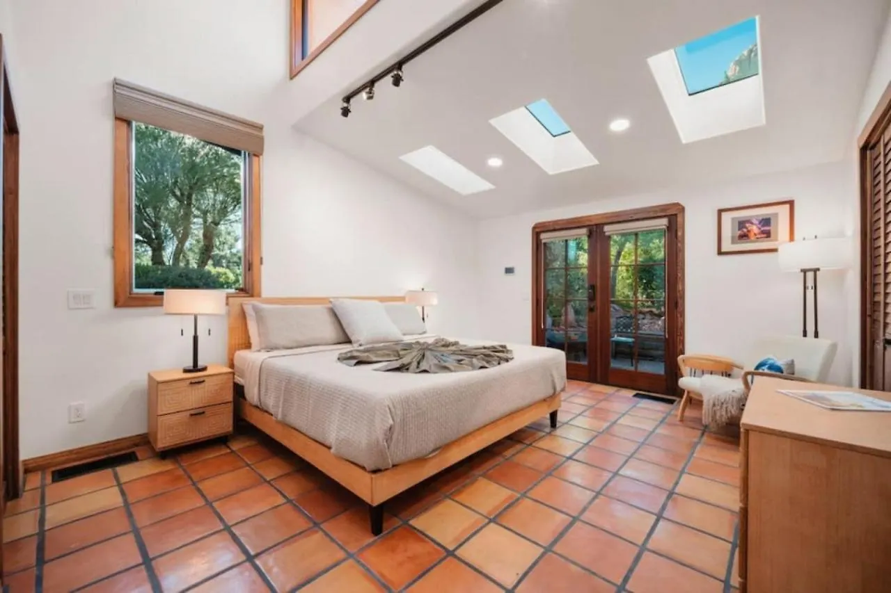 Guest With Up Close Chapel And Red Rock Views Sedona