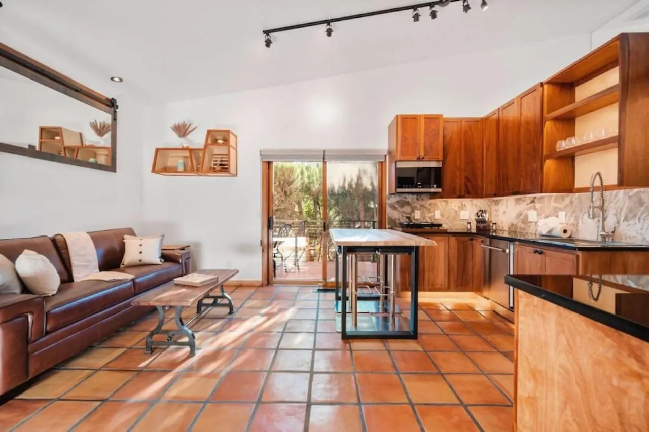 Guest With Up Close Chapel And Red Rock Views *