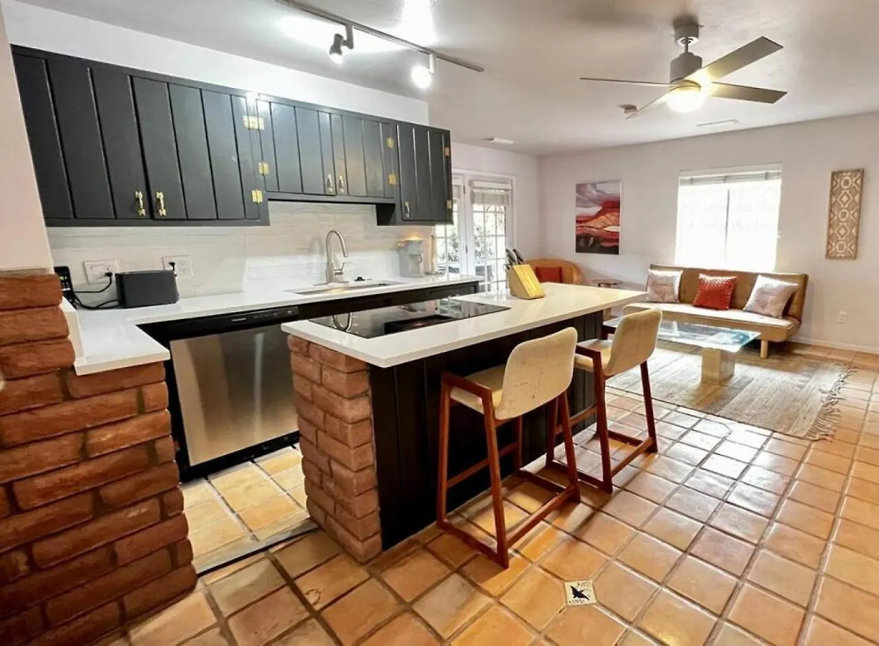 Quaint 1 Bedroom Unit With Hottub In Uptown *