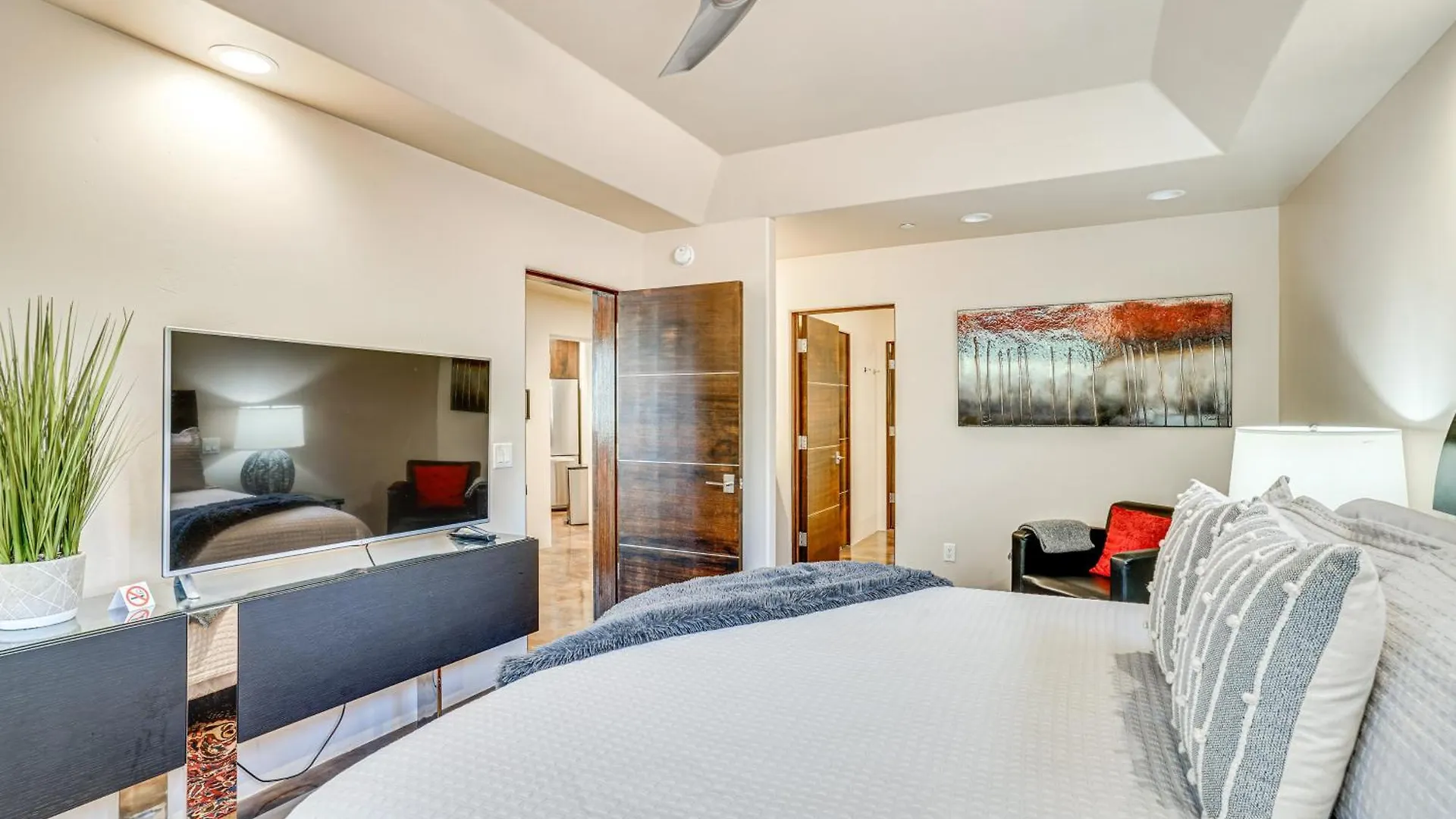 Couples Retreat With Patio Walk To Trails!