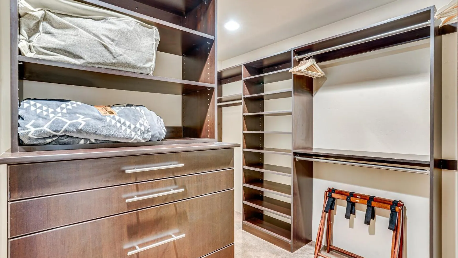 Appartamento Couples Retreat With Patio Walk To Trails!