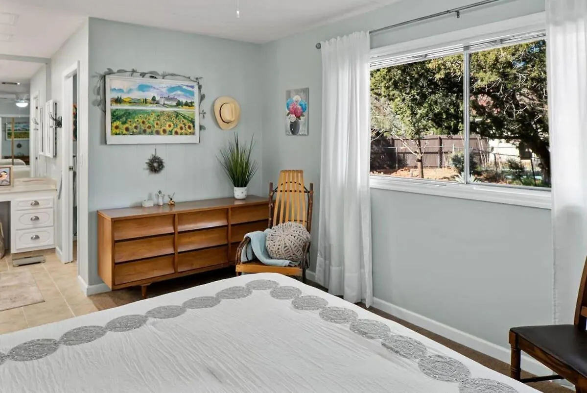 Gorgeous West With Red Rock Views *