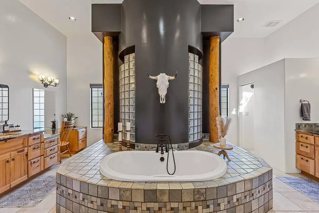 Bliss Estates -sleeps 16- Hot Tub *