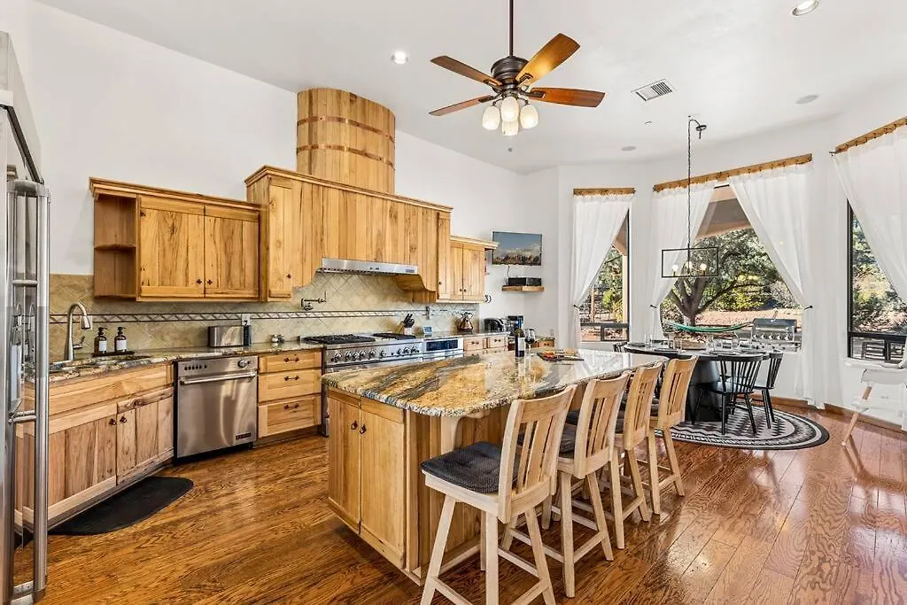 Bliss Estates -sleeps 16- Hot Tub *