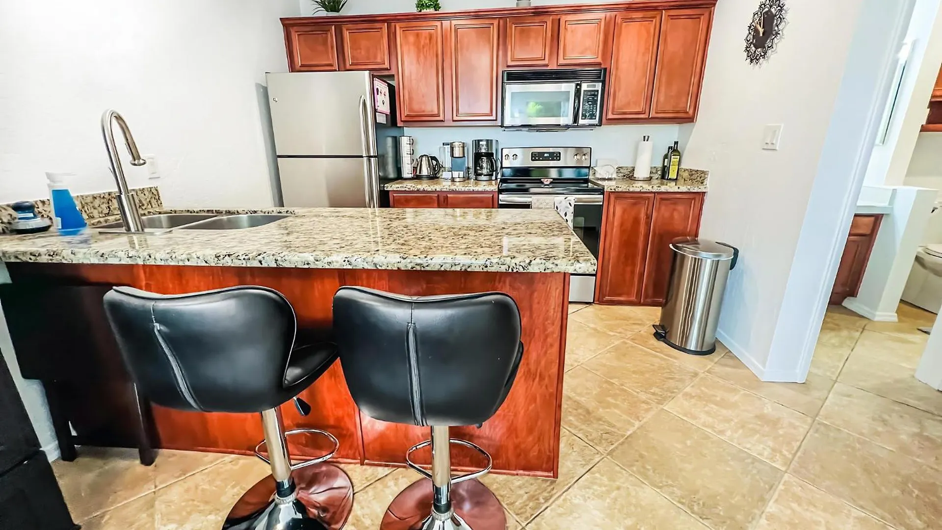 Cozy & Peaceful With Pool, Walk To Restaurants, Shops & Hiking Nearby *