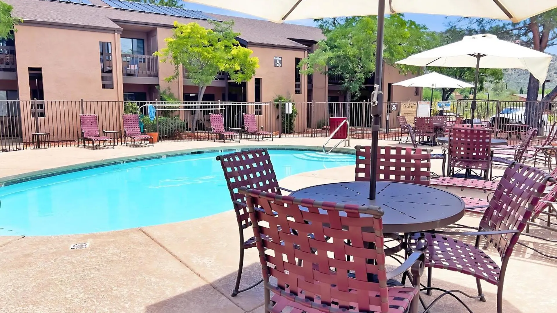 Cozy & Peaceful With Pool, Walk To Restaurants, Shops & Hiking Nearby *