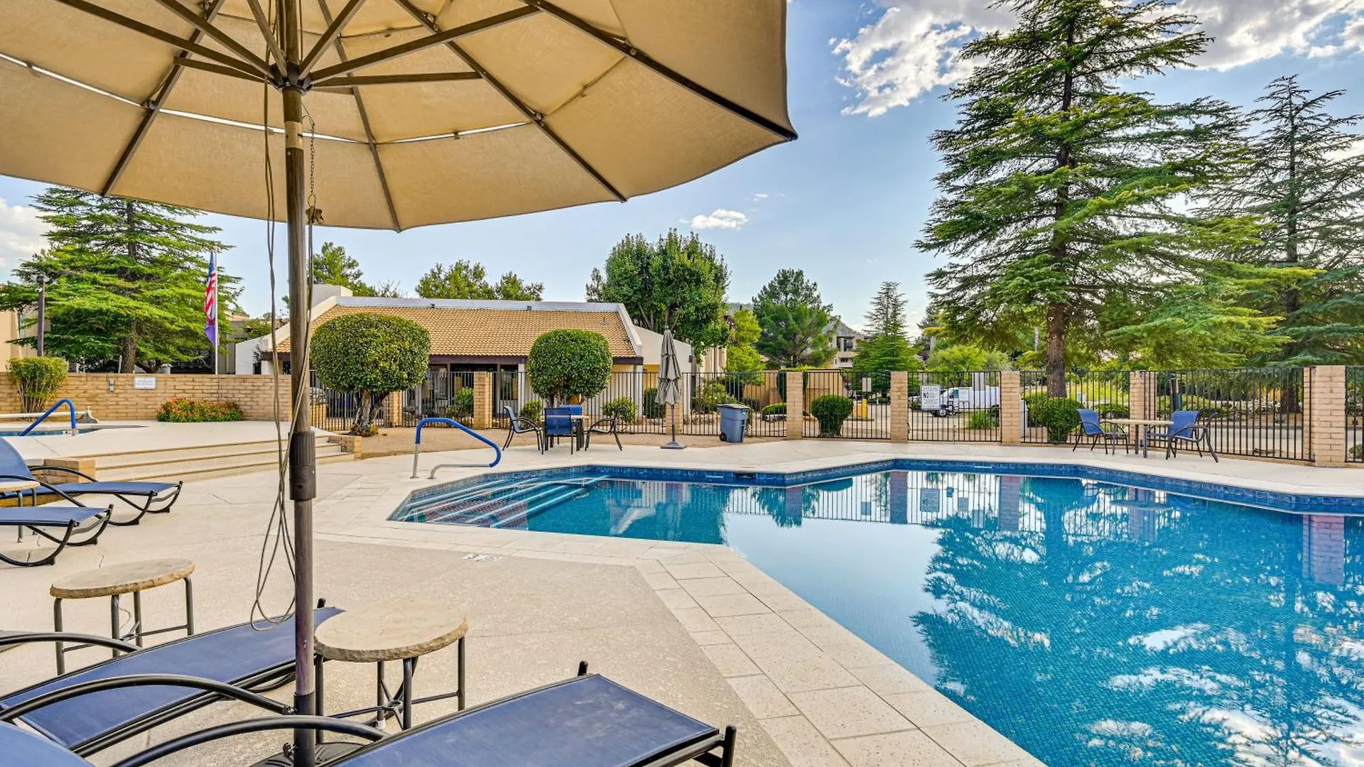 Peaceful Retreat With Pool Access Appartamento *
