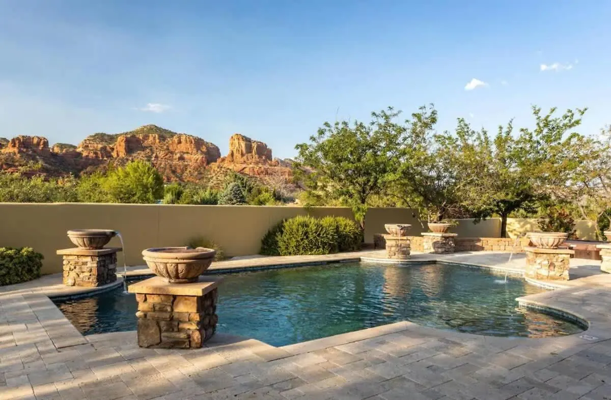 Enchanting With Views And Pool 빌라