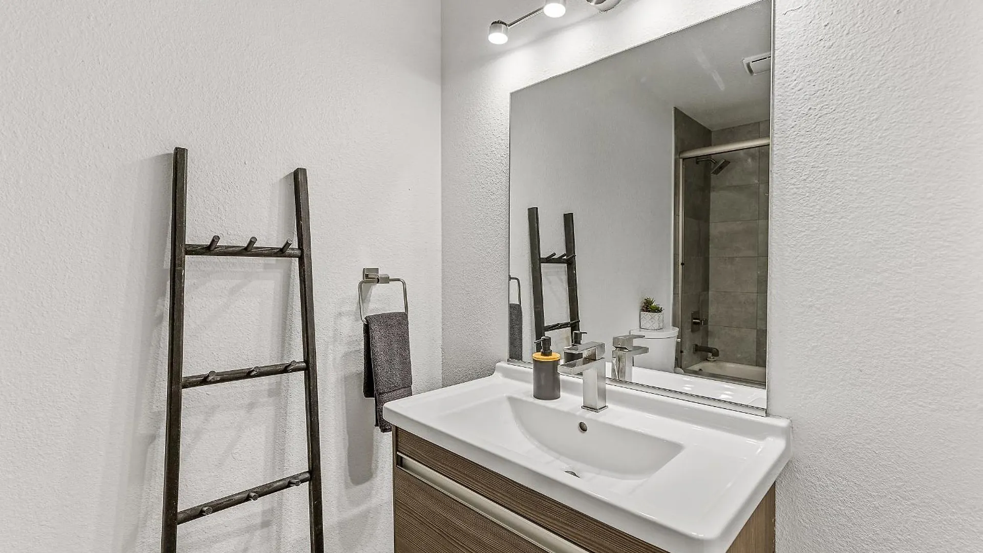 Trendy 3br In Sedona: Hot Tub/fire-pit /central Location Feriehus *