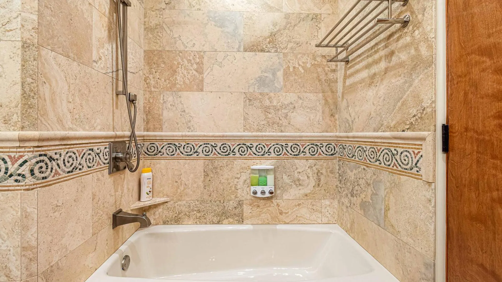 8-bedrooms With Stunning Views & 75' Lap Pool *