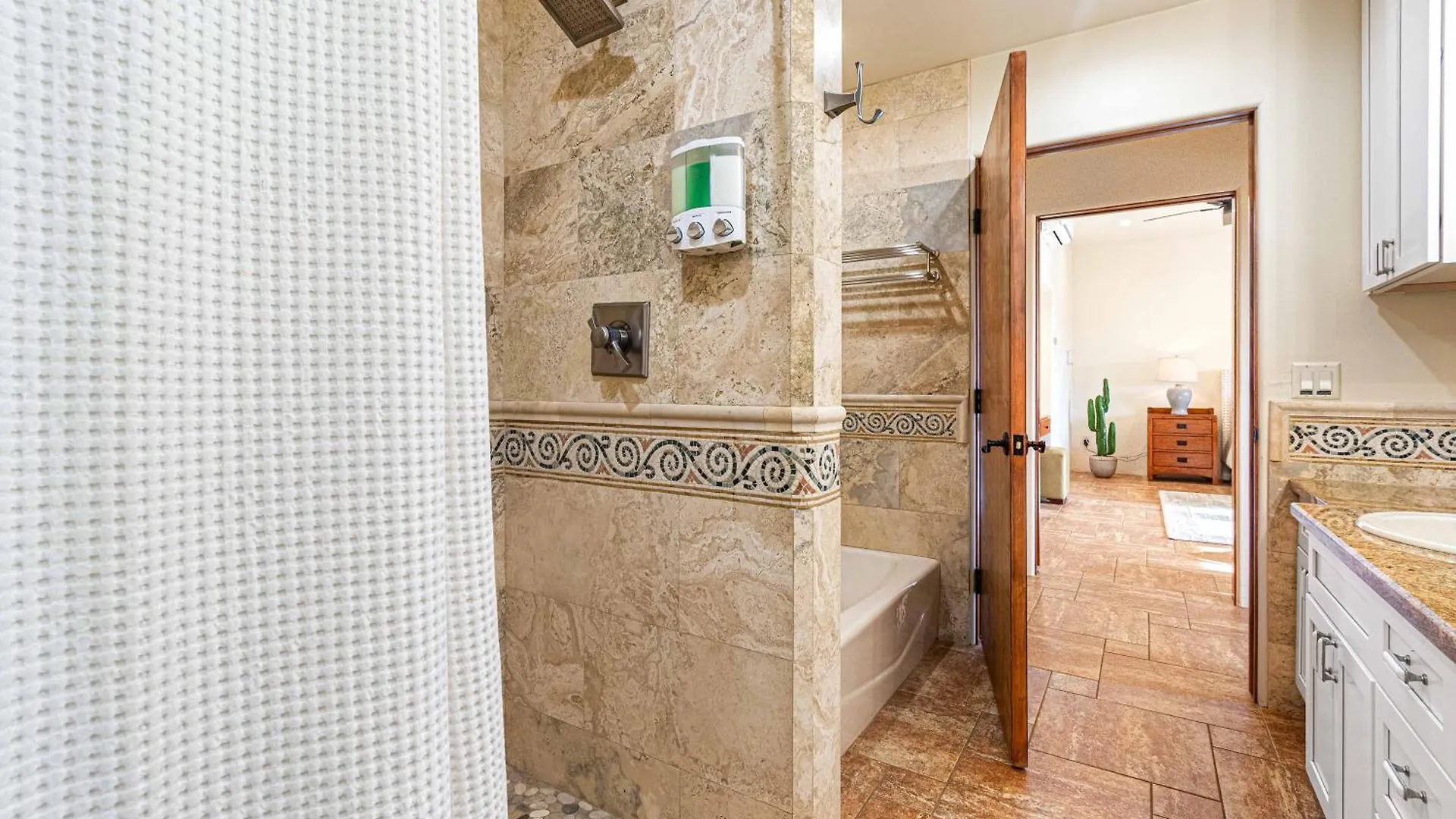 Dom wakacyjny 8-bedrooms With Stunning Views & 75' Lap Pool