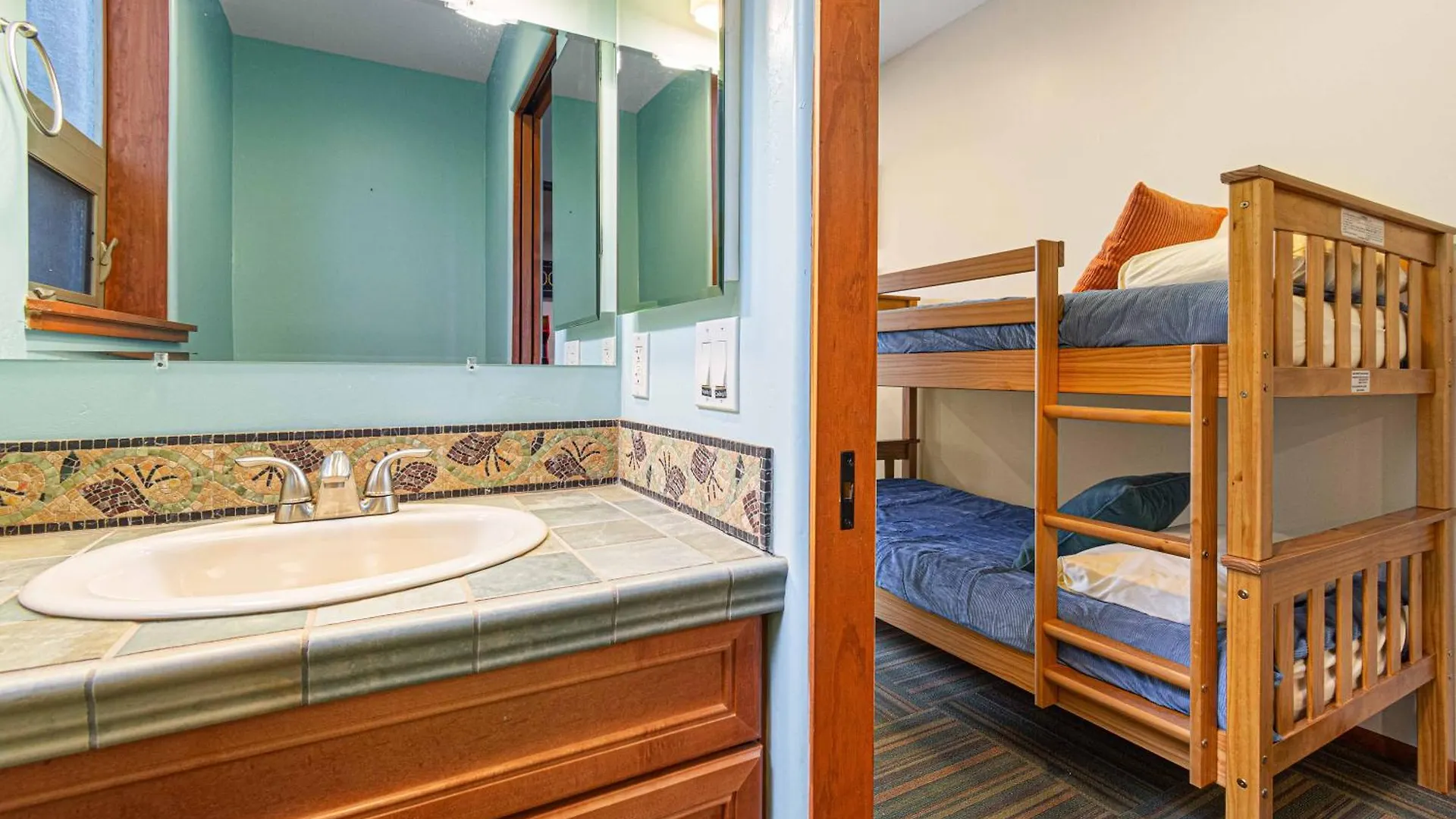 Dom wakacyjny 8-bedrooms With Stunning Views & 75' Lap Pool *