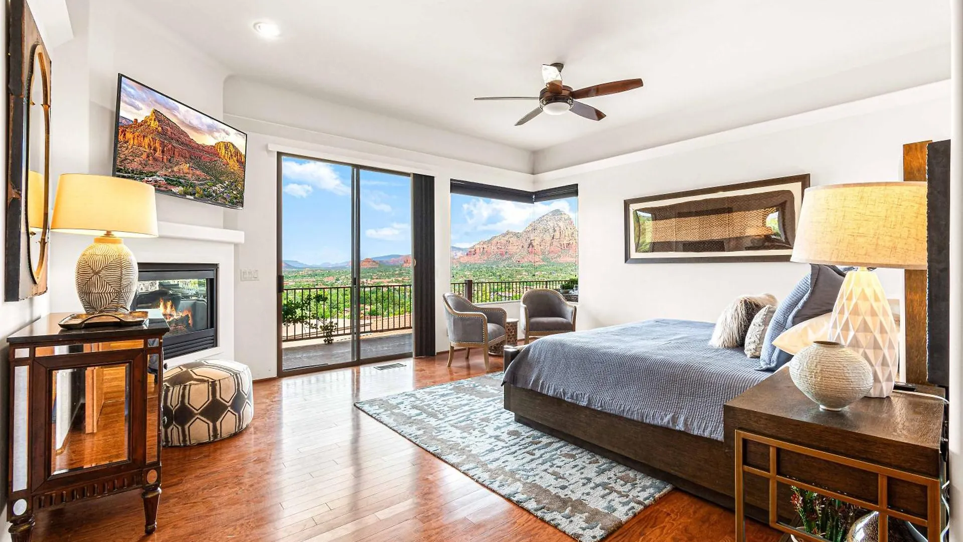 Dom wakacyjny 8-bedrooms With Stunning Views & 75' Lap Pool *
