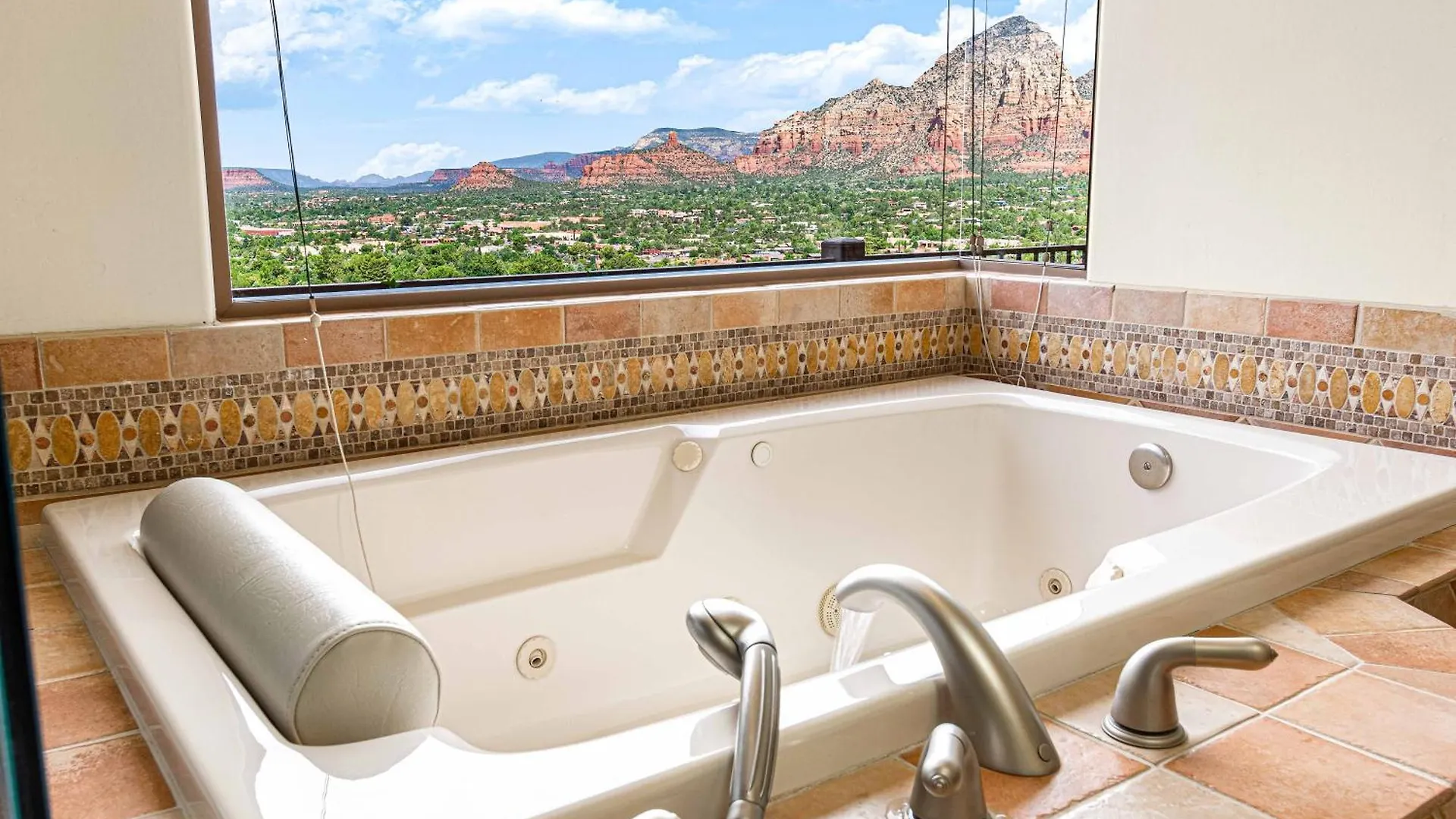 8-bedrooms With Stunning Views & 75' Lap Pool *