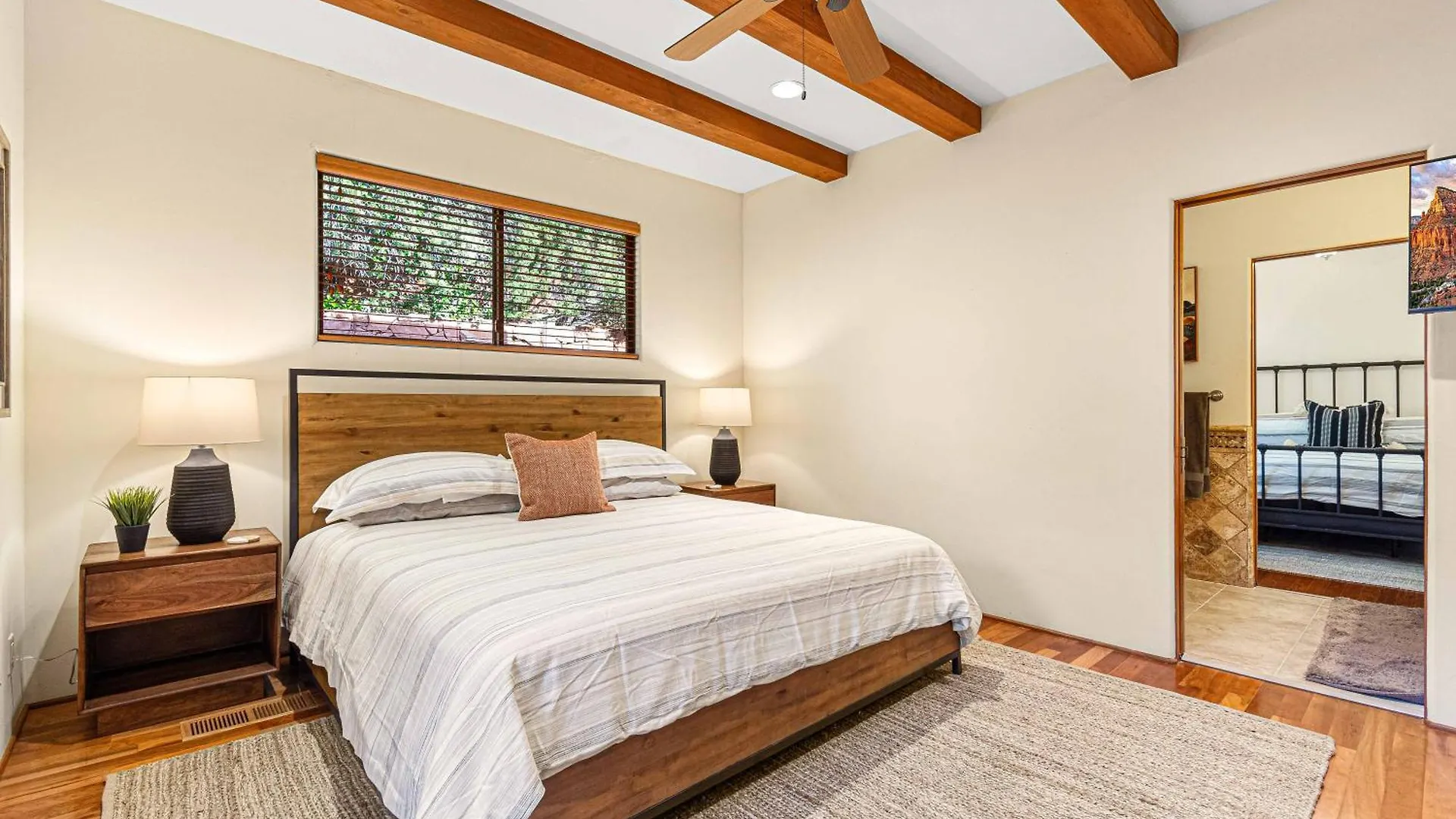 Dom wakacyjny 8-bedrooms With Stunning Views & 75' Lap Pool *